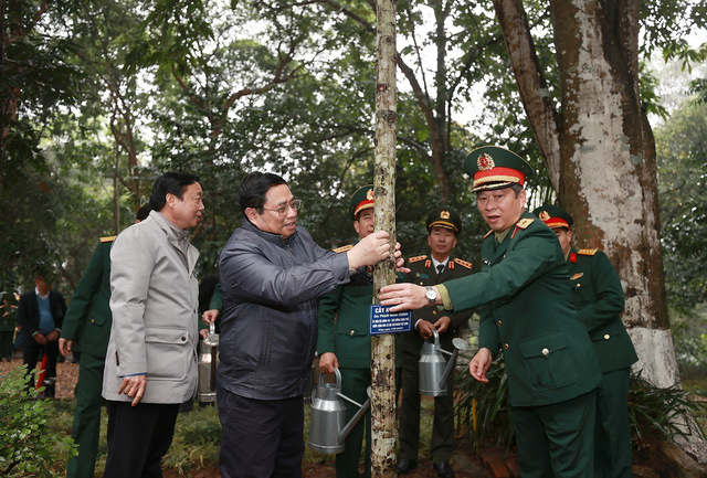 Thủ tướng Phạm Minh Chính trồng cây lưu niệm tại Khu Di tích K9.
